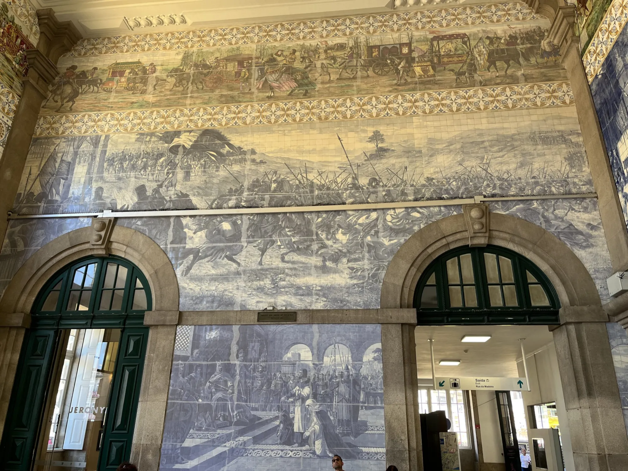 Azulejos del vestíbulo de la estación de São Bento en Oporto