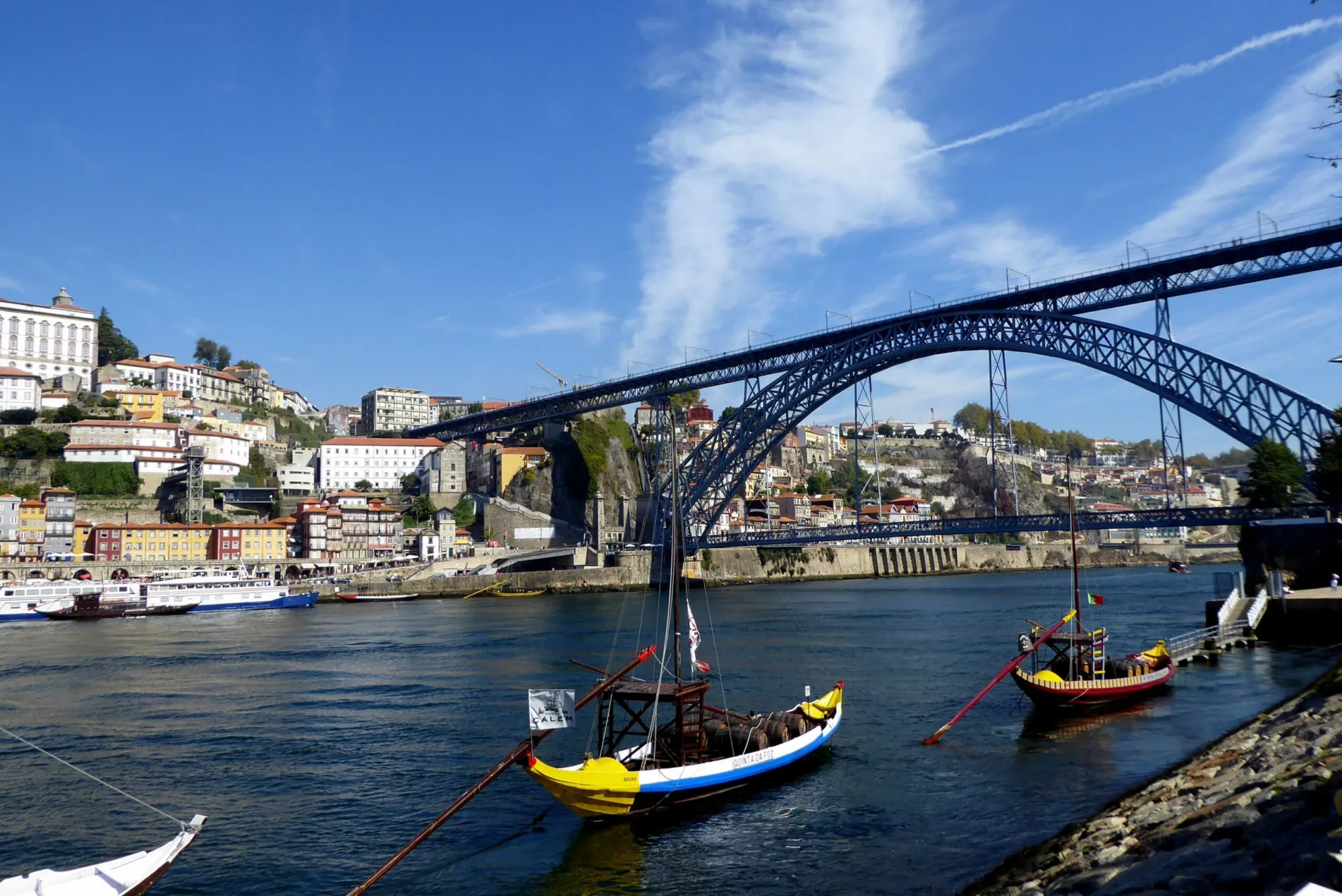 Barcos rabelos en el Duero con el puente Don Luis I al fondo, en Oporto