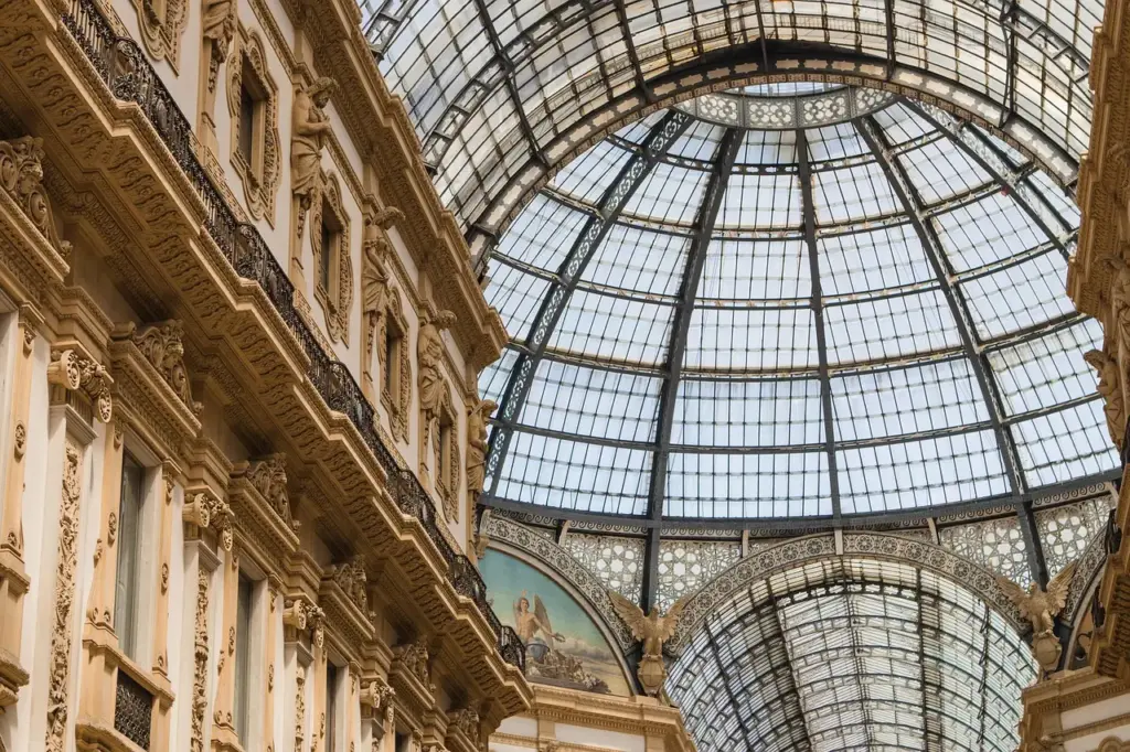 Cúpula de cristal y hierro y fachadas ornamentadas de la Galleria Vittorio Emanuele II en Milán