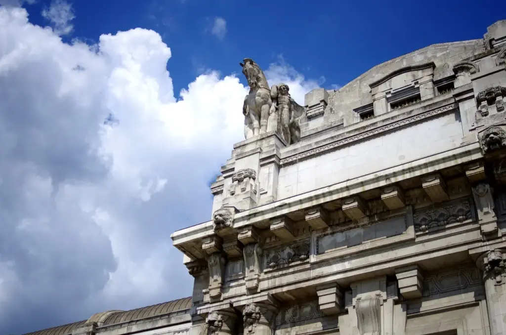 Detalle de la fachada de la estación Milano Centrale en Milán, con una estatua ecuestre