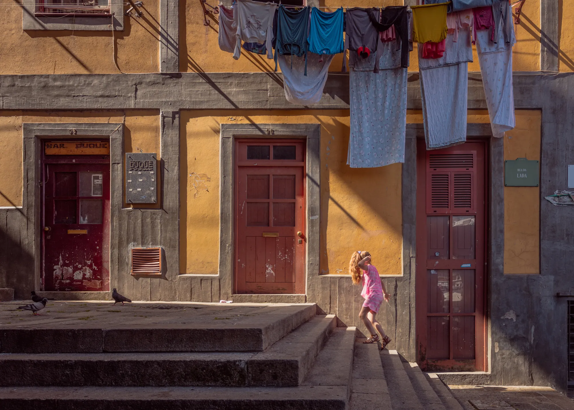 Fachadas de colores con ropa tendida en el Cais da Ribeira de Oporto