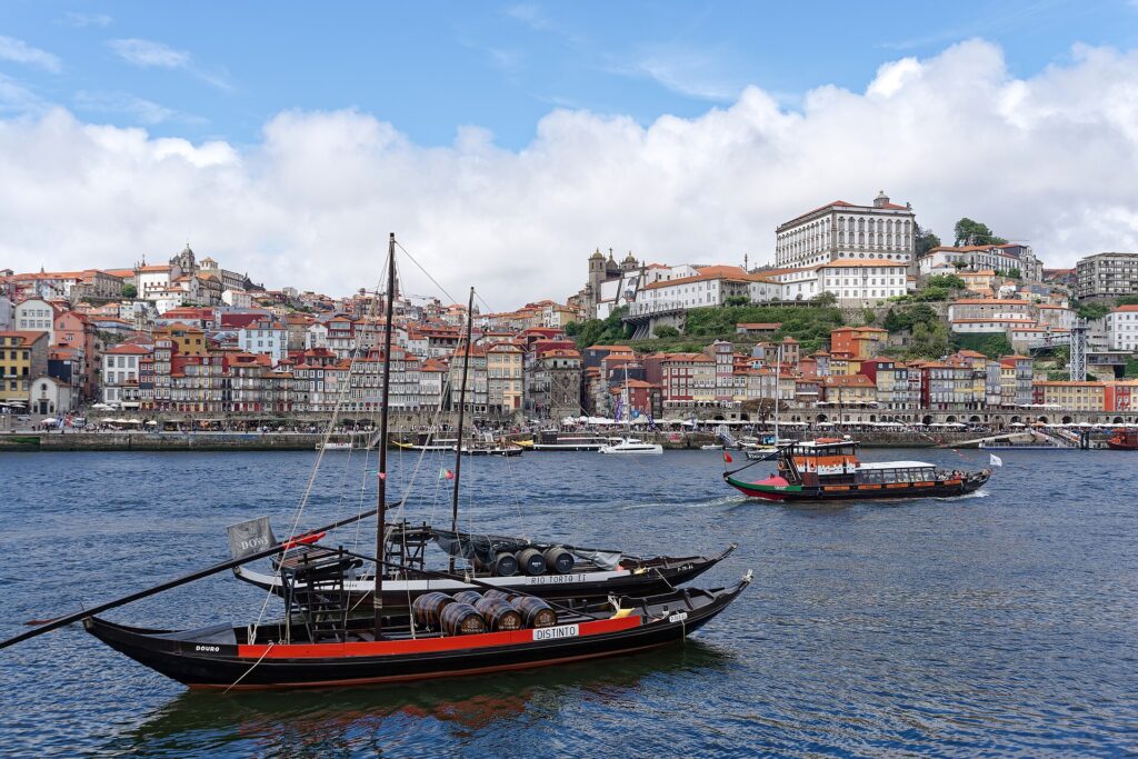 Barcos rabelos en el Duero frente a la Ribeira de Oporto