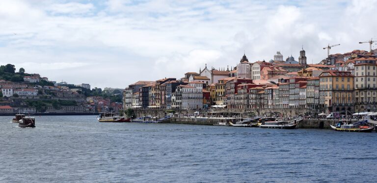 Vista de la Ribeira de Oporto desde Vila Nova de Gaia
