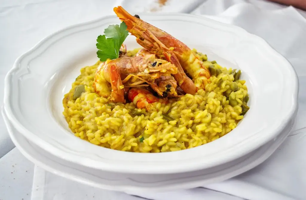 Plato de risotto alla milanese con azafrán, típico de Milán