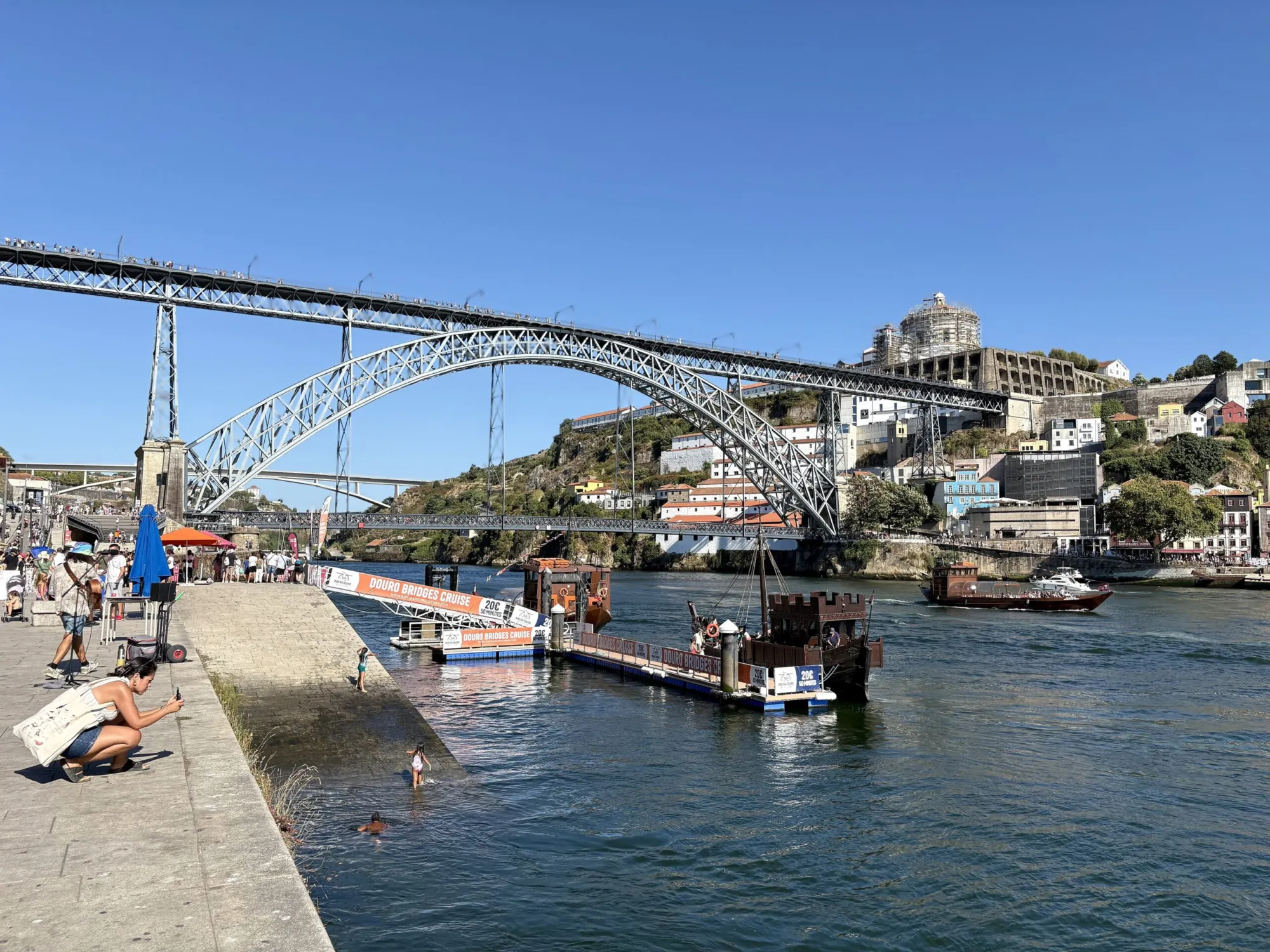 Puente Don Luis I sobre el Duero visto desde el muelle de la Ribeira, en Oporto